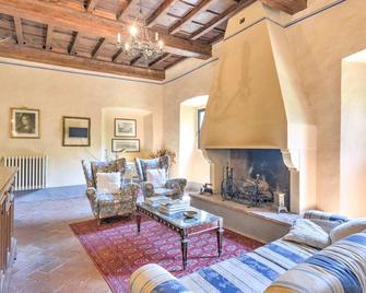 Rustic Holiday Home in San Godenzo With Pool - San Godenzo - Sala de estar