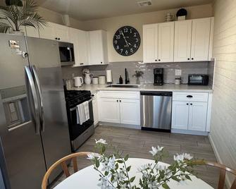 Charming 3-bedroom house with AC and WiFi in delightful Phoenix - Phoenix - Kitchen