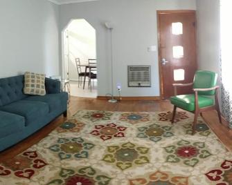 Mid Century Modern Mckenzie - McKenzie - Sala de estar