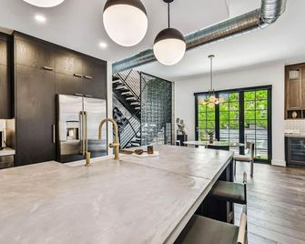 New! The Strata Barn - Luxury Hyde Park Townhome - Tampa - Dining room