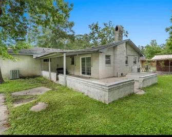 5 Bedroom with fireplace minutes from Baton Rouge - Baker - Building