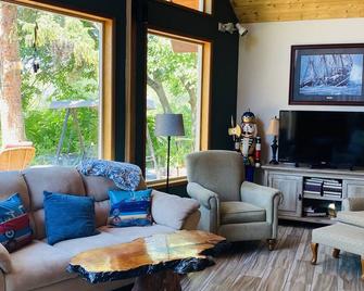 Come to Oroville and stay at the Robbins Nest, your home away from home. - Oroville - Living room