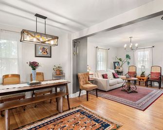 Sophia's Garden Chalet-Quality/4br/2b/3car-P/Hvac/Wifi/Walkz/College/Kid/Up To 8 - Bryn Mawr - Living room