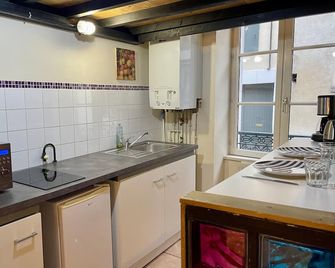 Appartement Le Cadet Roussel Auxerre Les Quais - Auxerre - Kitchen