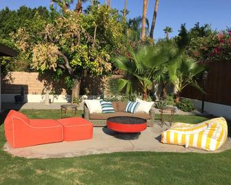 New, Modern, Family Friendly Palm Springs Oasis of Luxury! - Palm Springs - Innenhof