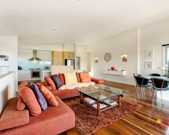 Tri level house with 5 bdrms, game room, balcony with valley view & deck. - Rye - Living room