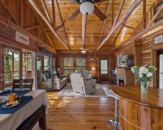 22 mi to Round Top Warrenton for Antique Week, 2/2 cabin on a quiet lake, Wif - La Grange - Jídelna