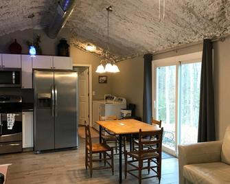 Quiet, Private 2 BR/1.5BA Unit ~ Lake View, next to Wood Creek Boat Dock - London - Essbereich