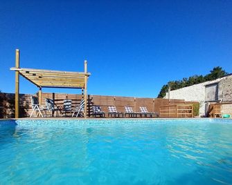 Gite Du Lys Two bedroom Cottage in Petosse - Sérigné - Piscine