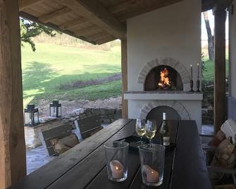 Family holiday home with great view, heated pool and pizza oven - Pergola - Restaurante