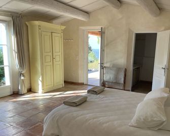 Beautiful Hillside Villa with 2 bedroom studio and stunning pool deck - Tourtour - Habitación