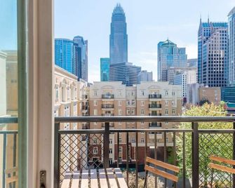 3BR Premium Downtown Apartment with Office & Gym - Charlotte - Balcony