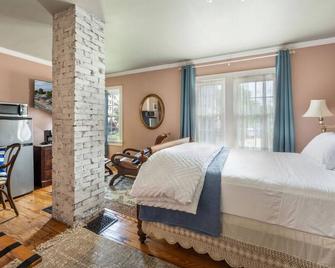 Discover the charm of Colonial Beach - Colonial Beach