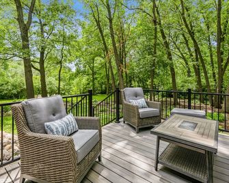 Professionally Sanitized - Dome Away From Home - Secluded Naperville Retreat - Naperville - Balcony