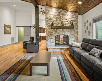 The Zoo Barn! Pool, Hot Tub, Bball/Pkbl, Theater - Spring Green - Living room