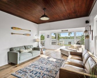 Tucked-Away Lakefront Cabin with Wood-Fired Sauna - Big Lake - Living room