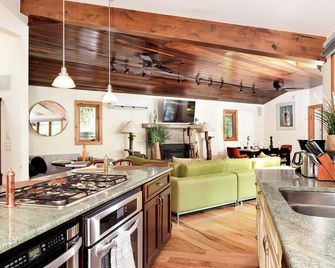 Million Dollar Creekside Treehouse Hottub Rafting Hiking Fishing and Mins to Glenwood and Hotsprings - Glenwood Springs - Kitchen