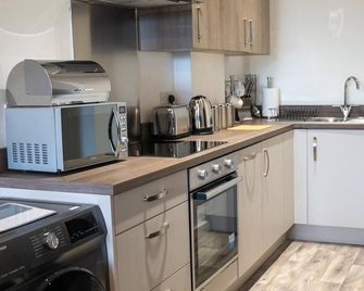 luxury 1 bedroom 1 bathroom apartment - Bury - Kitchen