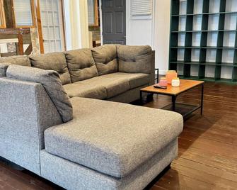 New Remodel! Historic Modern Industrial With A Splash Of History B&b - San Antonio - Living room