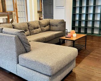 New Remodel! Historic Modern Industrial With A Splash Of History B&b - סן אנטוניו - סלון