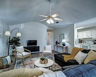 Lovely Two Bedroom Getaway Near the Reservoir - Brandon - Wohnzimmer