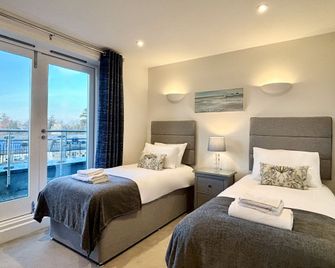 The Hamiltons - Cambridge - Bedroom