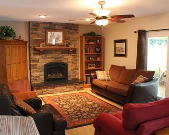 Fun, Family-friendly Home With A 20x40 Pool 12 Minutes From Hershey Attractions - Palmyra - Living room