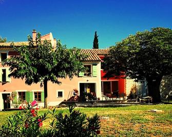 Les Roucas: studio type, guaranteed Provençal charm, garden and pool view - Mormoiron - Edificio