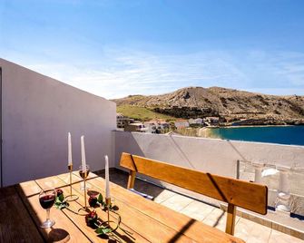 Apartment with sea view, free WiFi, free parking - Metajna - Balcón