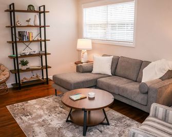 The Shore House - Swansboro - Living room