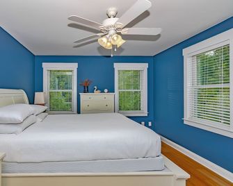 Four bedroom home with private crofter located in the heart of the island close to amenities. - Bald Head Island - Habitación