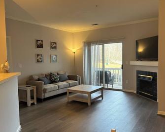 Comfy & Quiet 3-bedroom condo WiFi, AC, 10 min drive to VT, Bus Stop - Sleeps 6! - Blacksburg - Вітальня