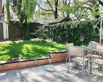 Spacious 4-bedroom home in Georgetown with parking and patio - Washington, D.C. - Innenhof