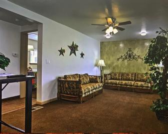 Cowboy Country Inn - Escalante - Living room