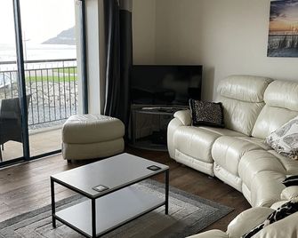 Newcastle Seafront apartment with WiFi & Parking - Newcastle - Living room