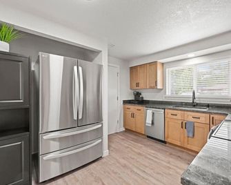 Newly Remodeled 3br | King Bed | Large Yard - Boardman - Kitchen
