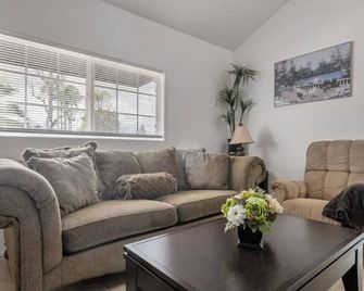 Bright and Gorgeous Canoga Park Guesthouse - Los Angeles - Living room