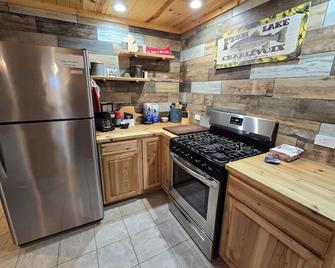 Drummond Island Hotel & Vacation Homes - Island Gem - Drummond - Cocina