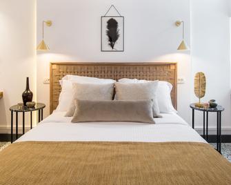 Amelot Art Suites - Thera - Bedroom