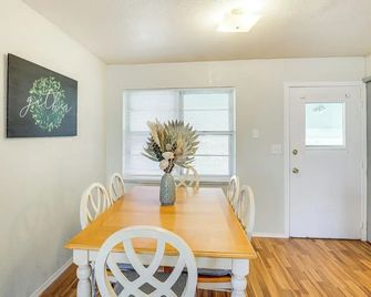 Pet-Friendly Atoka Vacation Rental w/ Large Yard! - Atoka - Eetruimte