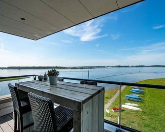 Apartment in Veere with Lake Views & Marina - Kamperland - Μπαλκόνι