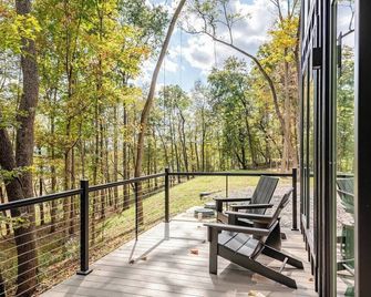 Nordic Nook: Scandinavian Forest Escape + EV charger - Mifflintown - Balcón