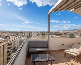 Elite Penthouse with Pool and Skyline View - Le Pirée - Balcon