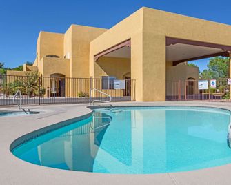 Super 8 by Wyndham Cottonwood - Cottonwood - Basen