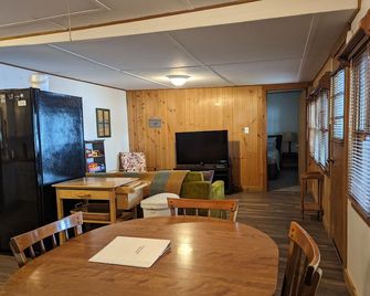 Cozy Cabin With 200 Of Waterfront On Whites Pond - Palmyra - Dining room