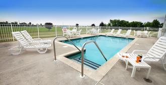 Lancaster Inn And Suites - Manheim - Piscina