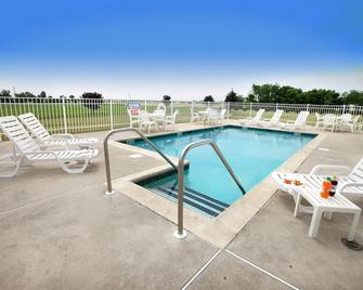 Lancaster Inn And Suites - Manheim - Zwembad