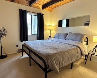 Cozy chalet-style home with fire pit in The Hideout, a five star community. - Lake Ariel - Chambre