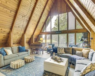 Canal Across Street: Family Cabin in Breezy Point! - Pequot Lakes - Living room