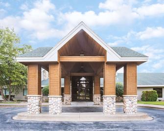 Super 8 by Wyndham Davenport - Davenport - Toà nhà